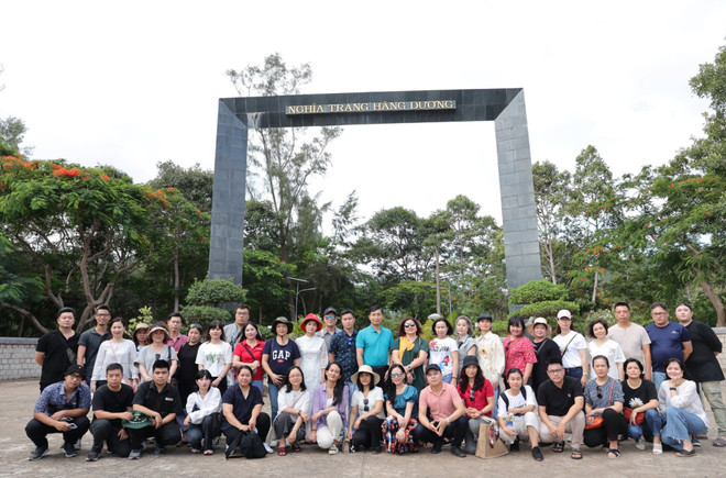 Tòa soạn Báo Điện tử VietnamPlus trước cổng Nghĩa trang Hàng Dương. (Ảnh: Hoài Nam/Vietnam+) Hành trình 'Về Nguồn' Côn Đảo: Lắng nghe bản hùng ca vọng từ quá khứ ảnh 4