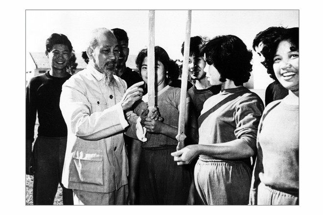 Sách mới hé lộ những hình ảnh quý về Bác Hồ với thể dục thể thao ảnh 6