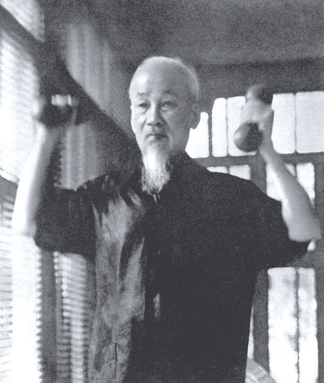 Sách mới hé lộ những hình ảnh quý về Bác Hồ với thể dục thể thao ảnh 4