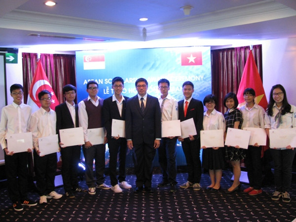 Singapore trao học bổng ASEAN cho 12 học sinh Việt Nam ảnh 1