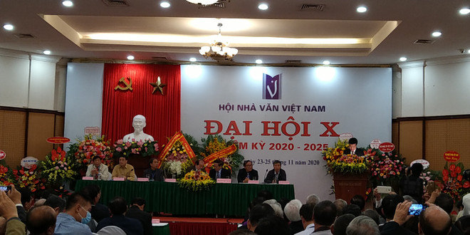 Trưởng ban Tuyên giáo Trung ương Võ Văn Thưởng phát biểu tại Đại hội. (Ảnh: Minh Thu/Vietnam+) Nhà thơ Nguyễn Quang Thiều là tân Chủ tịch Hội Nhà văn Việt Nam ảnh 2