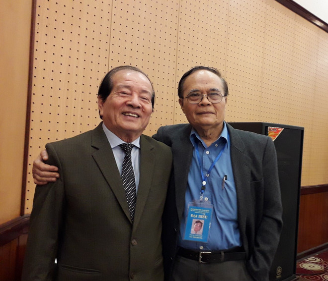 Nhà thơ Hữu Thỉnh và nhà thơ Anh Ngọc tại đại hội. (Ảnh: Minh Thu/Vietnam+) Nhà thơ Nguyễn Quang Thiều là tân Chủ tịch Hội Nhà văn Việt Nam ảnh 4
