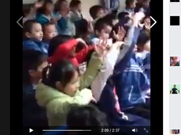 Xôn xao clip học sinh tiểu học “đồng ca” bài hát người lớn ảnh 1