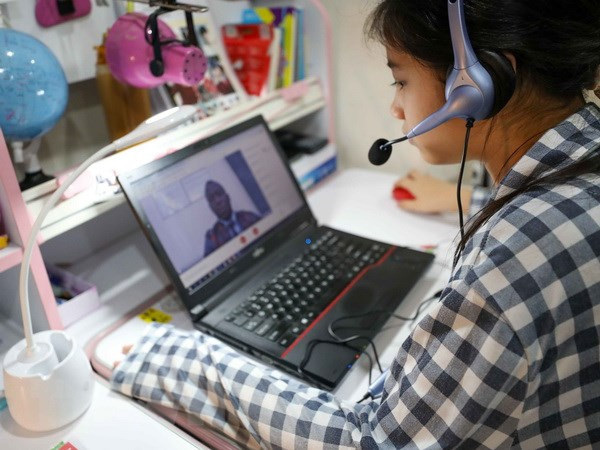 Học sinh Hà Nội học trực tuyến để phòng chống dịch COVID-19. (Ảnh: Thanh Tùng/ TTXVN) Học sinh Hà Nội học trực tuyến đến hết tháng 2 để phòng dịch COVID-19 ảnh 1