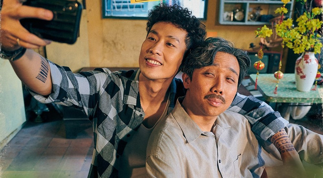 Diễn viên Tuấn Trần và Trấn Thành vào vai hai cha con có nhiều xung đột nhưng hết mực thương yêu lẫn nhau. (Ảnh: Galaxy Studio) 'Bố già' lập kỷ lục doanh thu và kéo dài thời gian chiếu sớm ảnh 1