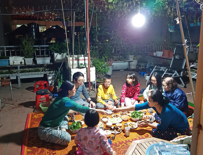 Người lớn trồng rau, trẻ có sân chơi trên sân thượng trong mùa COVID ảnh 1