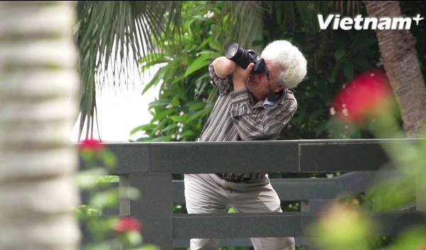 [Video] Nhiếp ảnh gia thương binh suốt đời chụp ảnh bằng một tay ảnh 1