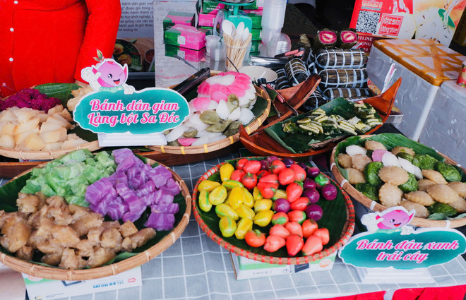 Kuih tradisional berwarna-warni khas wilayah Selatan. (Foto: Phuong Trang/Vietnam+) at2.jpg