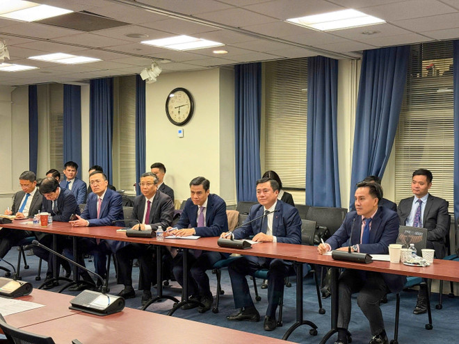 Kết thúc đàm phán lần thứ 5 Hiệp định Thương mại đối ứng Việt Nam-Hoa Kỳ Thứ trưởng Bộ Công Thương, Phó Trưởng Đoàn đàm phán Chính phủ Nguyễn Sinh Nhật Tân cùng các thành viên trong Đoàn công tác tham dự phiên đàm phán kỹ thuật tại Washington D.C. (Ảnh: BCT/Vietnam+)