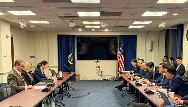 Kết thúc đàm phán lần thứ 5 Hiệp định Thương mại đối ứng Việt Nam-Hoa Kỳ Thứ trưởng Bộ Công Thương, Phó Trưởng Đoàn đàm phán Chính phủ Nguyễn Sinh Nhật Tân làm việc với phía Hoa Kỳ trong phiên đàm phán kỹ thuật. (Ảnh: BCT/Vietnam+)