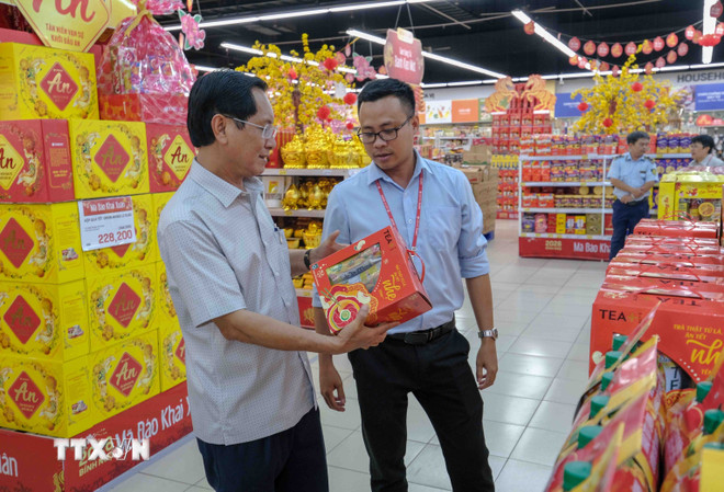 ttxvn-lanh-dao-so-cong-thuong-can-tho-kiem-tra-hang-hoa-phuc-vu-tet-nguyen-dan-binh-ngo-8530510.jpg