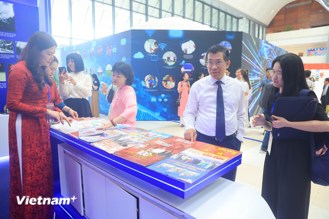 Các đại biểu tham quan gian trưng bày ấn phẩm của các báo. (Ảnh: Hoài Nam/Vietnam+) vnp-hoi-bao-14.jpg