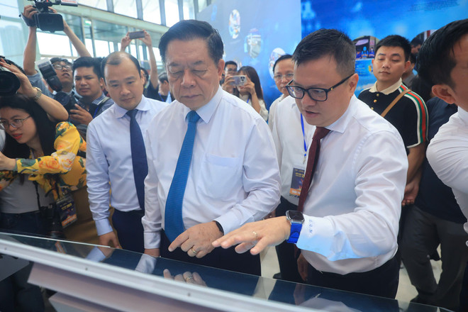 Các đại biểu tham quan gian trưng bày của Báo Nhân dân tại Hội báo. (Ảnh: Hoài Nam/Vietnam+) hoi-bao-11.jpg