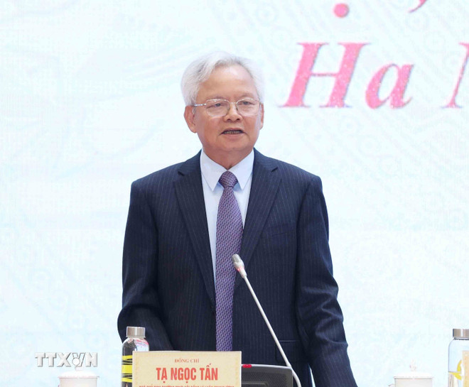Giáo sư, Tiến sỹ Tạ Ngọc Tấn, Phó Chủ tịch Thường trực Hội đồng Lý luận Trung ương trả lời câu hỏi tại họp báo. (Ảnh: Phương Hoa/TTXVN) ttxvn-hop-bao-quoc-te-cong-bo-du-thao-cac-van-kien-trinh-dai-hoi-xiv-cua-dang-de-lay-y-kien-nhan-dan-8340471.jpg