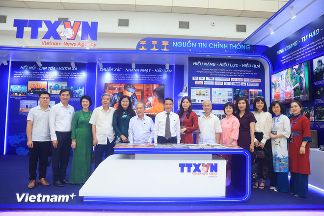 Các thế hệ phóng viên, biên tập viên của Thông tấn xã Việt Nam tại gian trưng bày của Thông tấn xã Việt Nam tại Hội Báo toàn quốc năm 2025. (Ảnh: Hoài Nam/Vietnam+) vnp-hoibao12.jpg