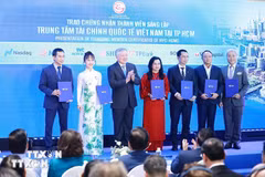 Phó Thủ tướng Thường trực Nguyễn Hòa Bình trao chứng nhận thành viên sáng lập cho các đơn vị, doanh nghiệp. (Ảnh: Dương Giang/TTXVN)