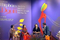 Ba nhà thơ Đoàn Thị Ký, Đoàn Thị Lam Luyến và Đoàn Ngọc Thu trong buổi ra mắt tuyển tập “Thi phẩm tứ nữ họ Đoàn.” (Ảnh: PV/Vietnam+)