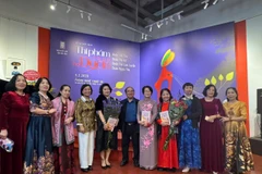 Nhà thơ Đoàn Thị Lam Luyến, Đoàn Thị Ký và Đoàn Thị Ngọc Thu cùng bạn bè trong buổi ra mắt "Thi phẩm Tứ nữ họ Đoàn". (Ảnh: PV/Vietnam+)