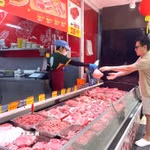 Người dân ưu tiên lựa chọn thịt lợn có nguồn gốc xuất xứ trong siêu thị tại Thành phố Hồ Chí Minh. (Ảnh: Hương Giang/TTXVN)