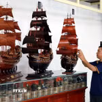 Các sản phẩm của cơ sở chế tác thuyền gỗ mỹ nghệ Quốc Điệp, xã Cát Thành, Ninh Bình). (Ảnh: Nguyễn Lành/TTXVN)