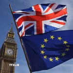 (Tư liệu) Quốc kỳ Anh (phía trên) và quốc kỳ EU (phía dưới) tại London, Anh. (Ảnh: AFP/TTXVN)