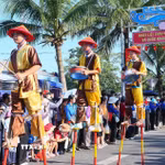 Đội cà kheo xã Hải Xuân biểu diễn đi cà kheo kết hợp múa trống tại Ngày hội văn hóa thể thao khu vực Hải Hậu. (Ảnh: Công Luật/TTXVN)