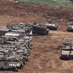 Xe quân sự Israel được triển khai gần khu vực biên giới với Liban, ngày 11/5/2026. (Ảnh: THX/TTXVN phát)