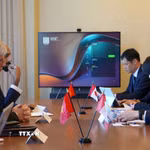 Bộ trưởng Công Thương Lê Mạnh Hùng (ngoài cùng bên phải) đang hội đàm với Bộ trưởng Năng lượng và Tài nguyên Canada Tim Hodgson. (Ảnh: TTXVN phát)