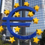 Biểu tượng đồng euro ở phía trước trụ sở Ngân hàng trung ương châu Âu (ECB) tại Frankfurt am Main, Đức. (Ảnh: AFP/TTXVN)