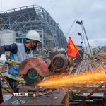 Thi công các công trình trên đại công trường Phú Quốc (An Giang) phục vụ Hội nghị Cấp cao APEC 2027. (Ảnh: TTXVN phát)