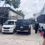 Lực lượng chức năng thành phố Đồng Nai thực hiện phong tỏa hiện trường, lấy lời khai và điều tra nguyên nhân vụ án mạng. (Ảnh: Lê Xuân/TTXVN)
