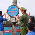 Lực lượng Công an và thanh niên xã Quỳnh Phú (Nghệ An) triển khai lắp đặt panô, ápphích tuyên truyền phòng chống ma túy tại các thôn, xóm. (Ảnh: Trọng Đức/TTXVN)