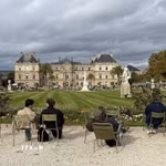 Du khách ngồi thư giãn trong Vườn hoa Luxembourg ở thủ đô Paris. (Ảnh: Hữu Chiến/PV TTXVN)