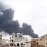 Khói bốc lên từ địa điểm ở Sanaa, Yemen sau cuộc không kích của Israel, ngày 6/5/2025. (Ảnh: THX/TTXVN)