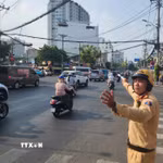 Lực lượng cảnh sát giao thông tham gia điều tiết giao thông trên đường Nguyễn Xí, phường Bình Lợi Trung chiều 29/4. (Ảnh: Thanh Vũ/TTXVN)
