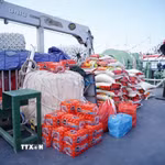 Hàng cứu trợ tập kết tại cảng để chuyển đến vùng ảnh hưởng động đất bằng đường biển. (Ảnh: TTXVN phát)