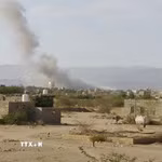 Khói bốc lên sau một cuộc không kích tại tỉnh Al-Jawf, Yemen. (Ảnh: THX/TTXVN phát)