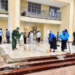 Cán bộ, chiến sỹ Bộ đội Biên phòng Quảng Trị đóng góp ngày công, phối hợp với trường học, địa phương chuẩn bị chu đáo cơ sở vật chất chào đón năm học mới. (Ảnh: TTXVN phát)