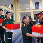 Các chiến sỹ Bộ Chỉ huy Quân sự tỉnh Phú Thọ làm lễ bàn giao. (Ảnh: TTXVN phát)