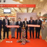 Đại sứ Trịnh Minh Mạnh (ở giữa) và Tổng lãnh sự Việt Nam tại Mumbai Lê Quang Biên (bên trái) tại lễ khai trương đường bay. (Ảnh: Đại sứ quán cung cấp)