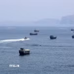 Tàu thuyền trên eo biển Hormuz, ngày 20/6/2026. (Ảnh: THX/TTXVN phát)