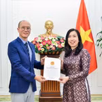 Thứ trưởng Ngoại giao Lê Thị Thu Hằng trao Giấy phép mở lại Văn phòng thường trú KBS (Hàn Quốc) tại Việt Nam. (Ảnh: Bộ Ngoại giao)