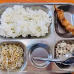 Suất cơm bán trú ngày 7/9 của học sinh trường Tiểu học Trung Giã (xã Trung Giã, Hà Nội). (Ảnh: Phụ huynh cung cấp)