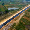Nhà thầu thi công thảm nhựa nền đường một dự án đường bộ cao tốc. (Ảnh: PV/Vietnam+)