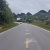 Đinh phản quang tự động phát sáng theo chế độ nhấp nháy, tạo thành dải dẫn hướng liên tục trên mặt đường. (Ảnh: Cục Đường bộ Việt Nam cung cấp)