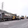 Thi công thảm nhựa nền đường một Dự án thành phần cao tốc Bắc-Nam phía Đông. (Ảnh: Quốc Khánh/Vietnam+)
