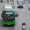 Một tuyến xe buýt điện của Tổng công ty Vận tải Hà Nội đang được vận hành, khai thác. (Ảnh: PV/Vietnam+)