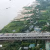 Phương tiện lưu thông trên cầu Thăng Long. (Ảnh: Quốc Khánh/TTXVN)