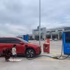 Một trạm dừng nghỉ trên tuyến cao tốc Bắc-Nam đã đầu tư hệ thống sạc cho xe điện. (Ảnh: Việt Hùng/Vietnam+)