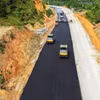 Nhà thầu thi công thảm bê tông nhựa nền đường Dự án cao tốc Hữu Nghị-Chi Lăng. (Ảnh: PV/Vietnam+)